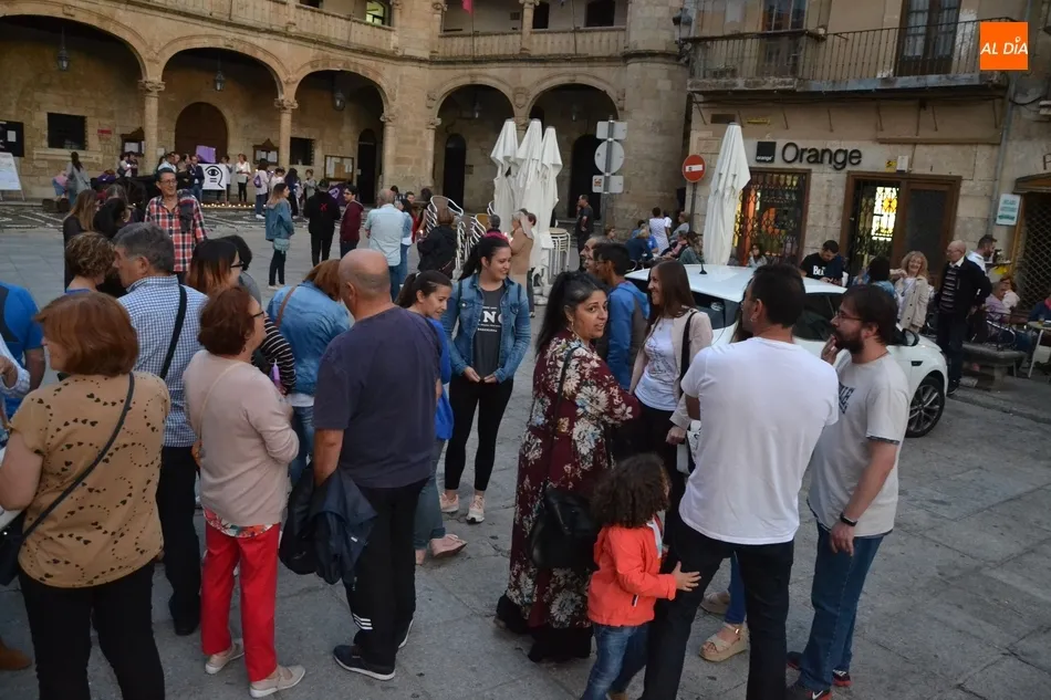 Foto 3 - La Plaza Mayor se ti&ntilde;e de violeta con presencia incluida de caballistas  
