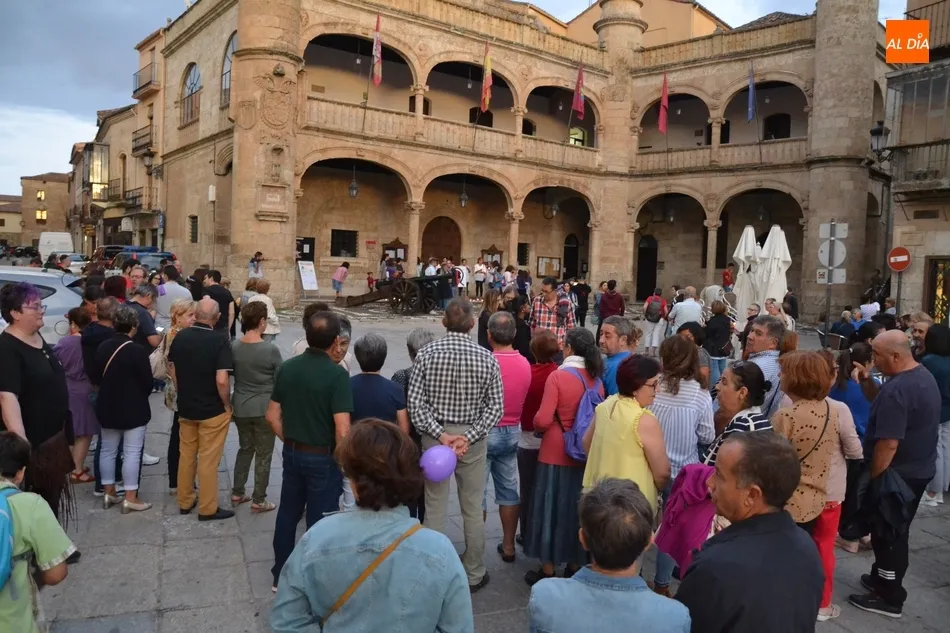 Foto 2 - La Plaza Mayor se ti&ntilde;e de violeta con presencia incluida de caballistas  