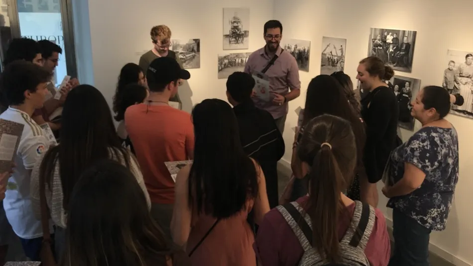 Participantes en la visita guiada a la exposición