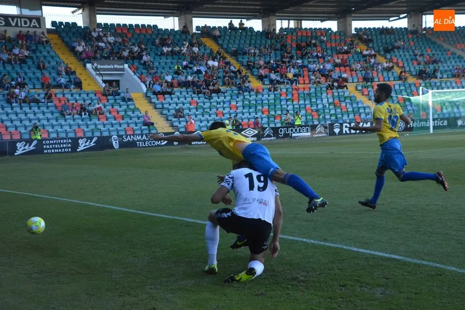 Uxío levanta por los aires a un rival
