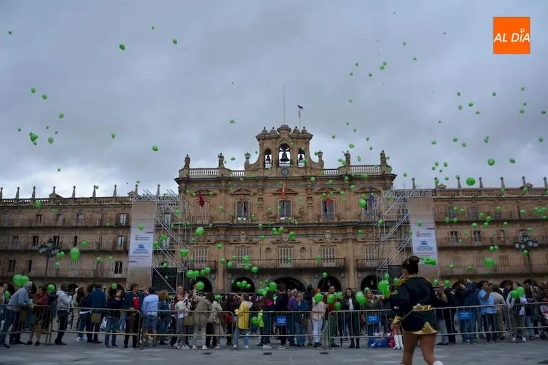 Momento de la suelta de globos en la Plaza Mayor / Lydia González