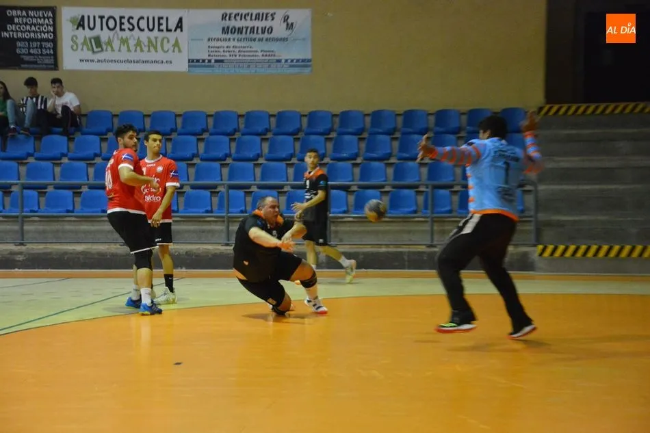 Foto 3 - El BM Salamanca empieza la Liga ganando al Jovellanos (26-23)