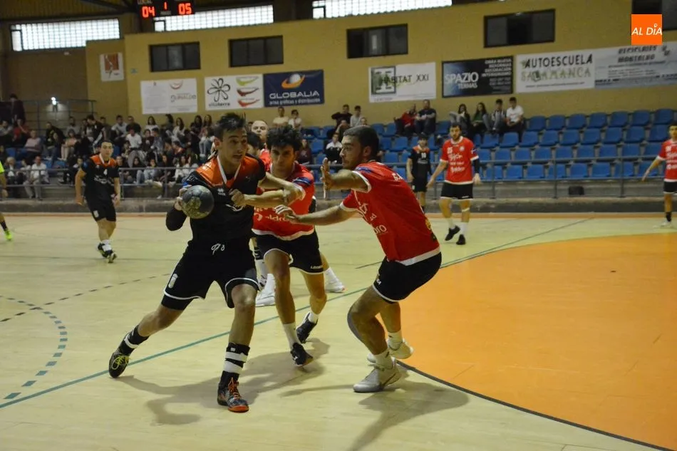 Foto 2 - El BM Salamanca empieza la Liga ganando al Jovellanos (26-23)