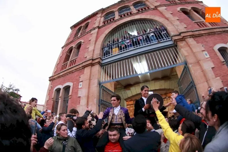 Lea Vicens y Guillermo Hermoso en su salida a hombros de la Glorieta | FOTOS: Miguel Hernández