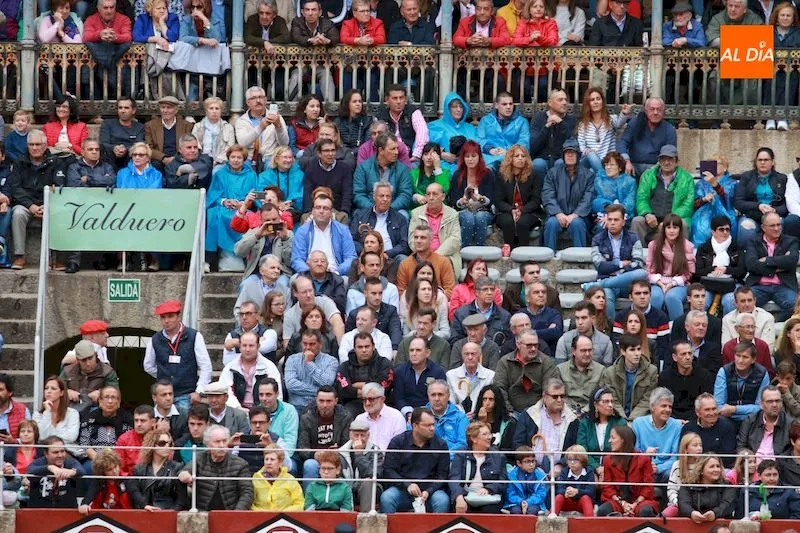 Foto 11 - Lea Vicens y Guillermo Hermoso a hombros en el fin de Feria&nbsp;  