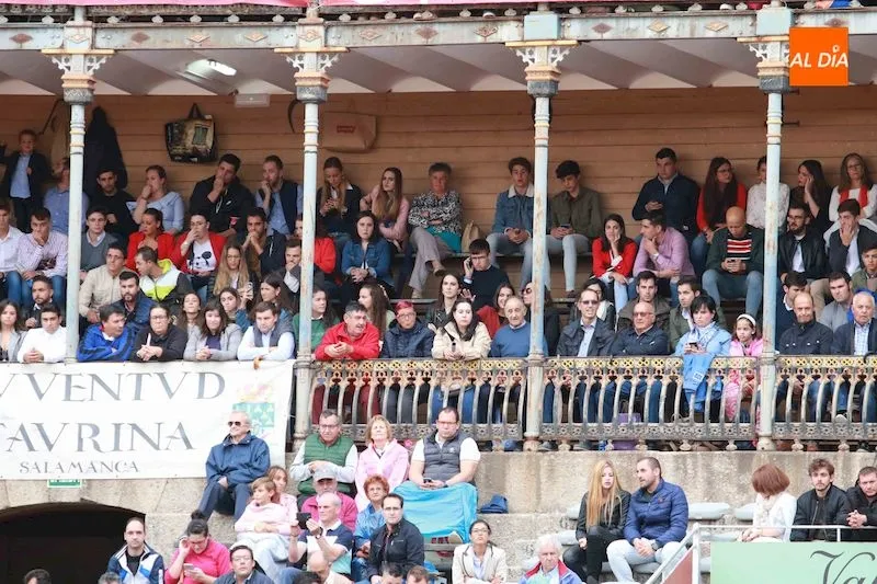 Foto 8 - Lea Vicens y Guillermo Hermoso a hombros en el fin de Feria&nbsp;  