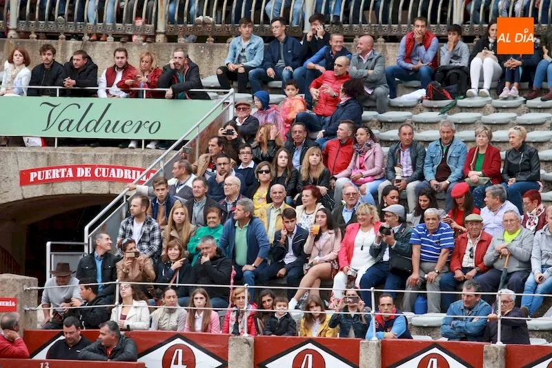Foto 7 - Lea Vicens y Guillermo Hermoso a hombros en el fin de Feria&nbsp;  