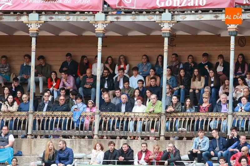 Foto 6 - Lea Vicens y Guillermo Hermoso a hombros en el fin de Feria&nbsp;  