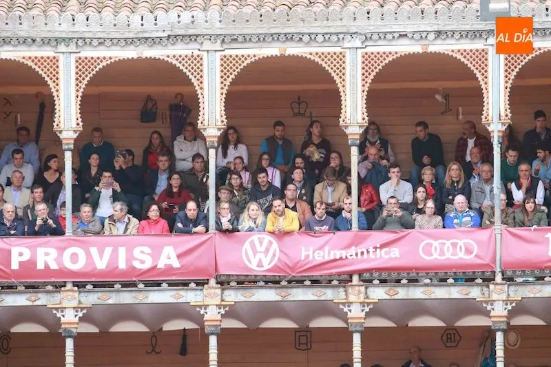Foto 3 - Lea Vicens y Guillermo Hermoso a hombros en el fin de Feria&nbsp;  