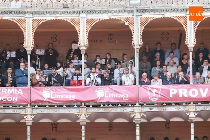 Foto 2 - Lea Vicens y Guillermo Hermoso a hombros en el fin de Feria&nbsp;  