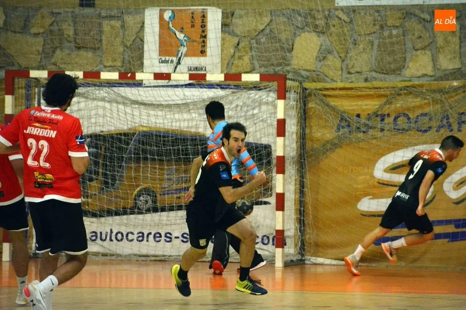 Foto 10 - El BM Salamanca empieza la Liga ganando al Jovellanos (26-23)