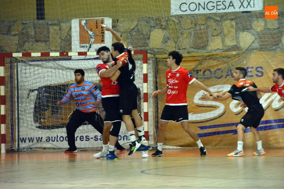 Foto 9 - El BM Salamanca empieza la Liga ganando al Jovellanos (26-23)