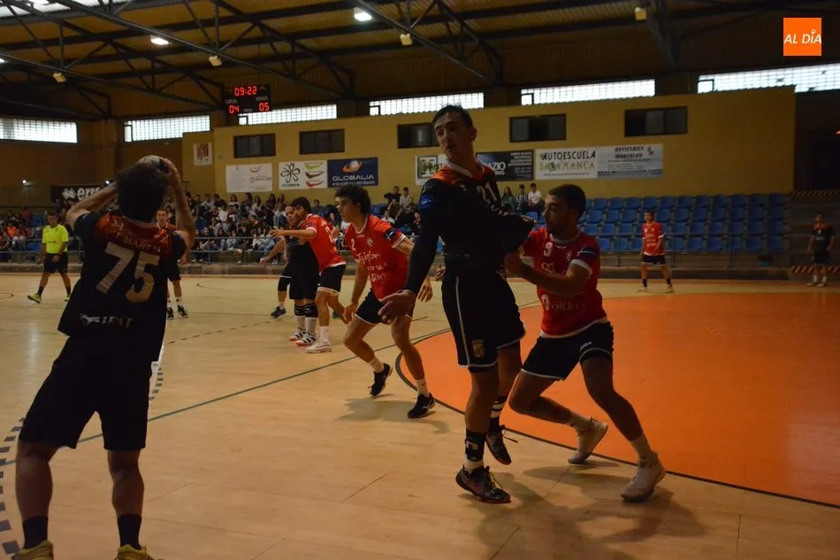 Foto 6 - El BM Salamanca empieza la Liga ganando al Jovellanos (26-23)