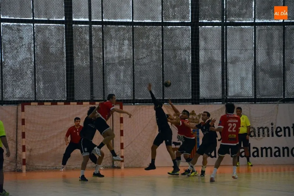 Foto 5 - El BM Salamanca empieza la Liga ganando al Jovellanos (26-23)