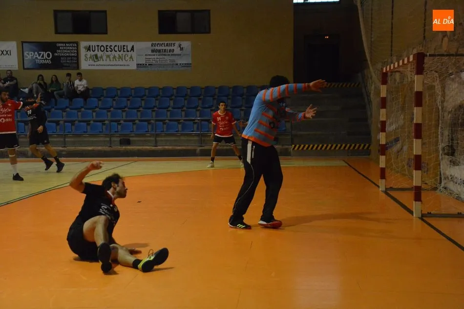 Foto 4 - El BM Salamanca empieza la Liga ganando al Jovellanos (26-23)
