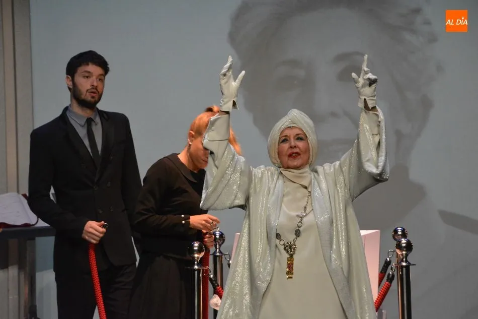 Escena de la obra El funeral protagonizada por Concha Velasco / Lydia González