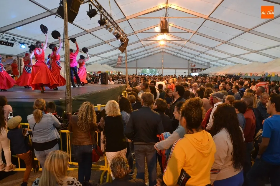 Foto 7 - La lluvia no frena ni los espect&aacute;culos ni el seguimiento de la Feria del Caballo  