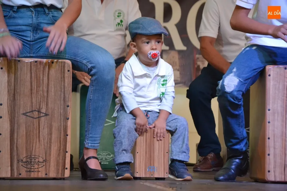 Un jovencísimo cajonero causa sensación en la Feria  