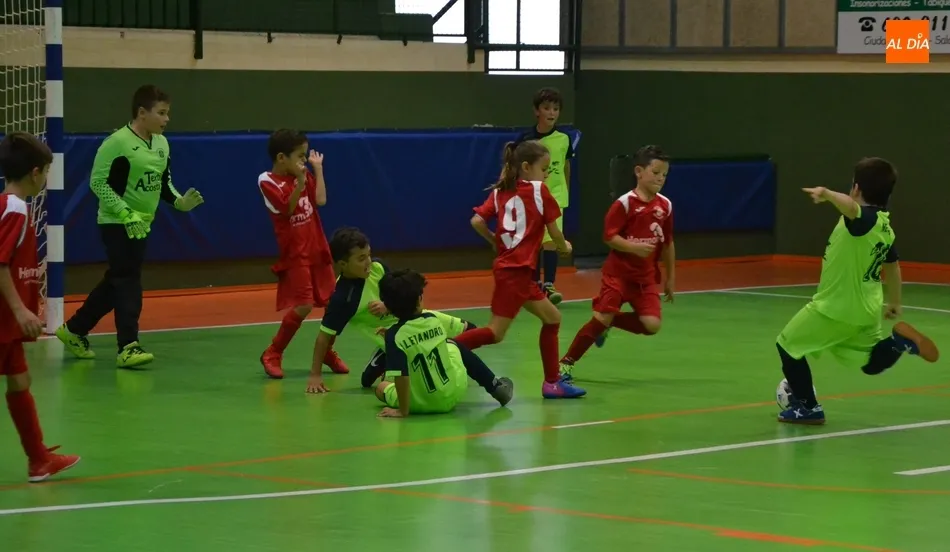 El Benjamín A del III Columnas acusa los nervios en el histórico estreno de la Liga Provincial...