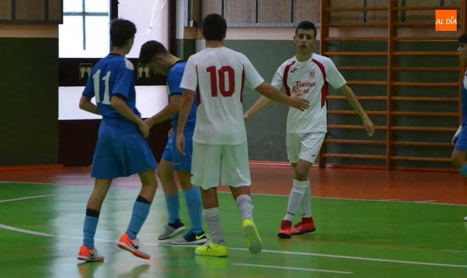 Foto 11 - El Benjam&iacute;n A del III Columnas acusa los nervios en el hist&oacute;rico estreno de la Liga Provincial...