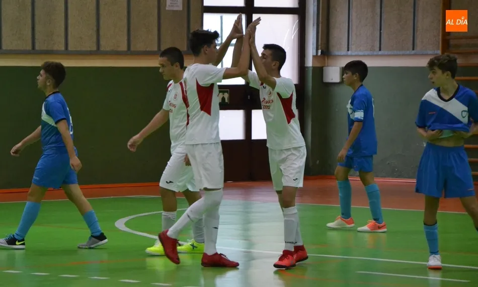 Foto 10 - El Benjam&iacute;n A del III Columnas acusa los nervios en el hist&oacute;rico estreno de la Liga Provincial...