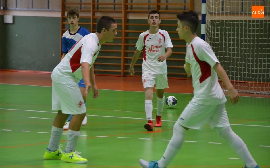 Foto 8 - El Benjam&iacute;n A del III Columnas acusa los nervios en el hist&oacute;rico estreno de la Liga Provincial...