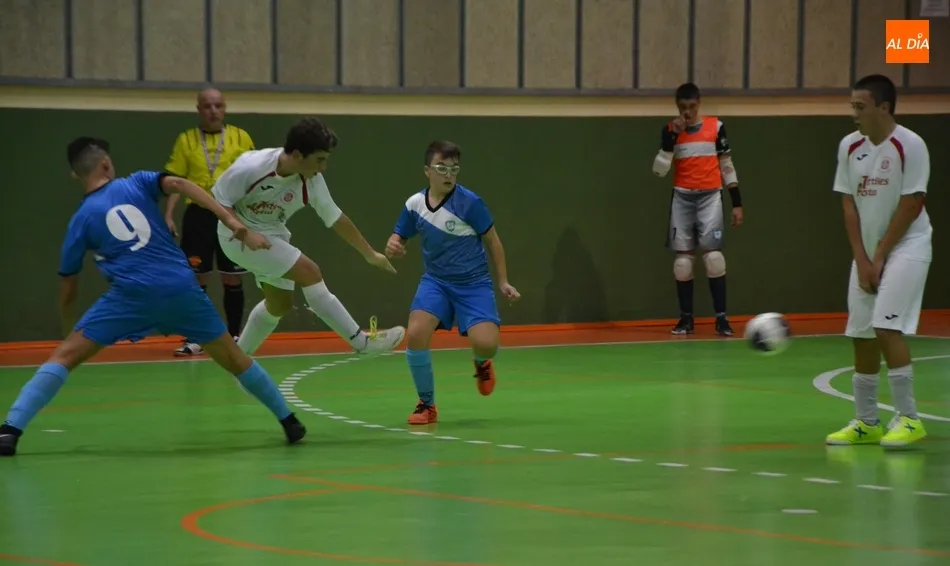 Foto 4 - El Benjam&iacute;n A del III Columnas acusa los nervios en el hist&oacute;rico estreno de la Liga Provincial...