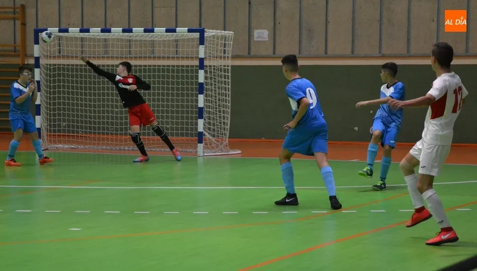 Foto 3 - El Benjam&iacute;n A del III Columnas acusa los nervios en el hist&oacute;rico estreno de la Liga Provincial...