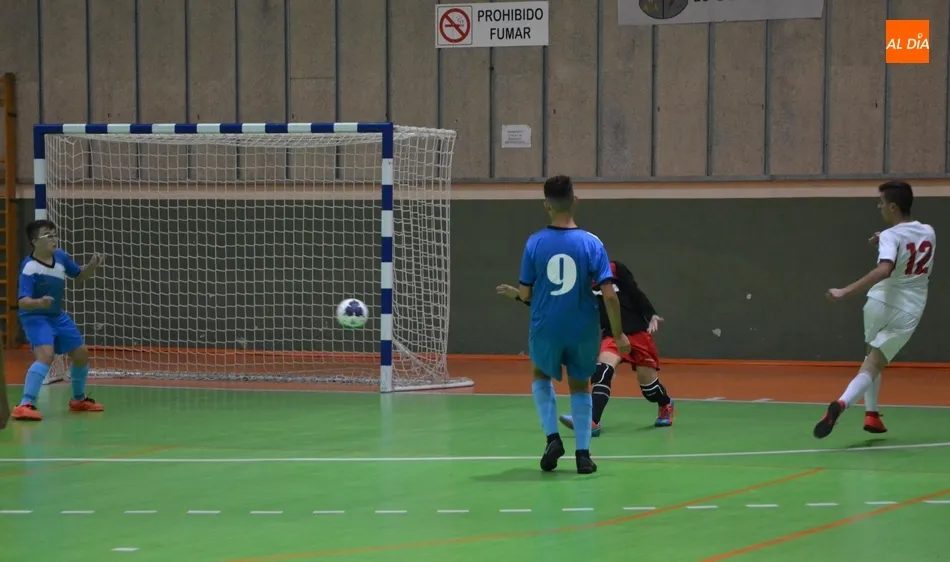 Foto 2 - El Benjam&iacute;n A del III Columnas acusa los nervios en el hist&oacute;rico estreno de la Liga Provincial...