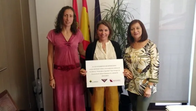 La alcaldesa Carmen Ávila y la concejal Pilar García entregaban la recaudación de los Puntos Violeta a ADAVAS