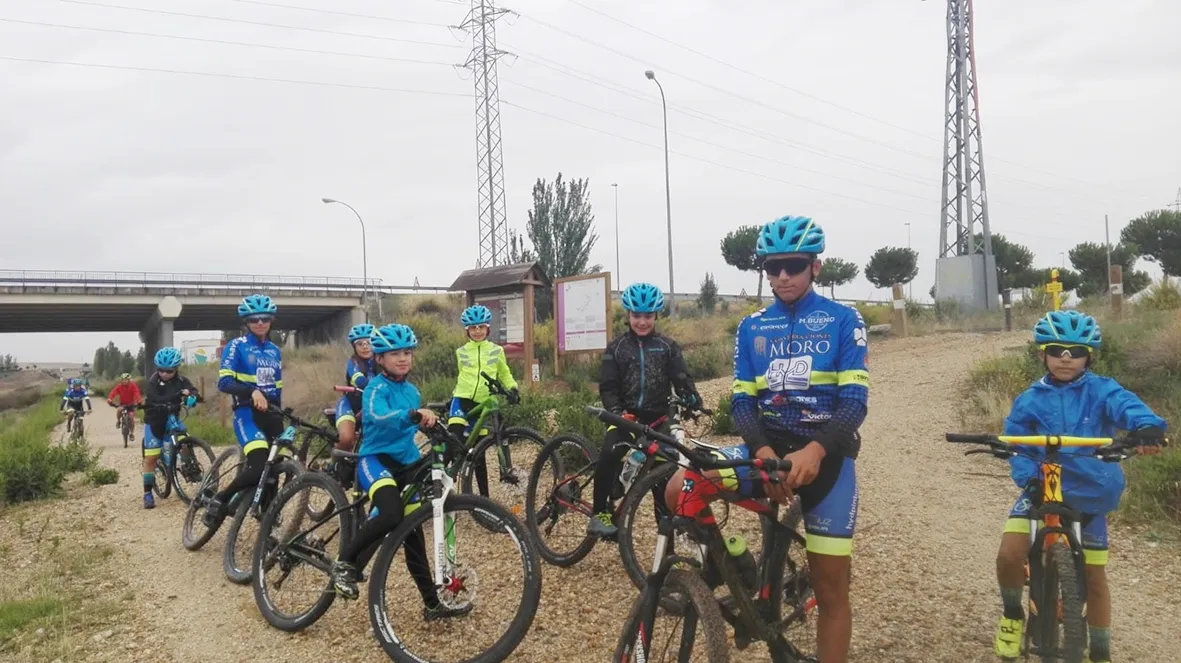 Participantes en la ruta ciclista por la Vía Verde