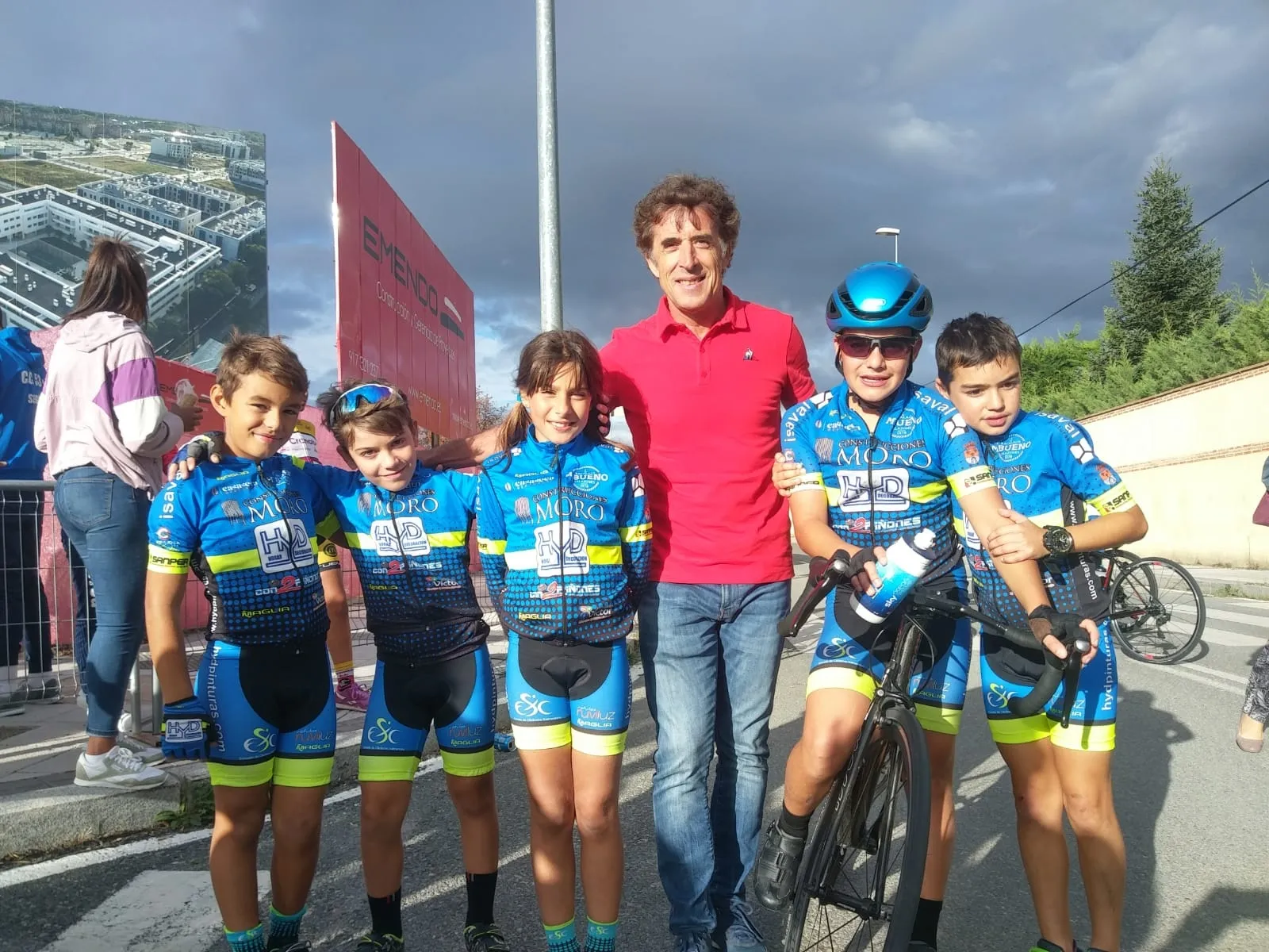 Integrantes de la Escuela de Ciclismo Salmantina junto a Pedro Delgado