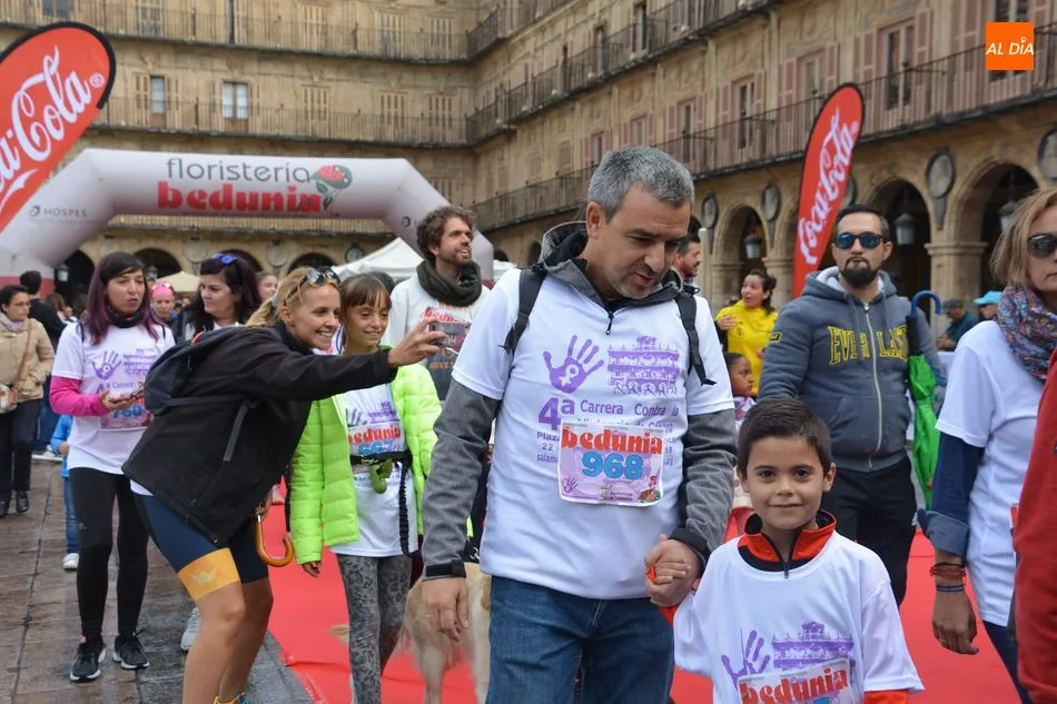 Foto 8 - Multitudinaria marcha participativa en la Carrera Popular Contra la Violencia de G&eacute;nero