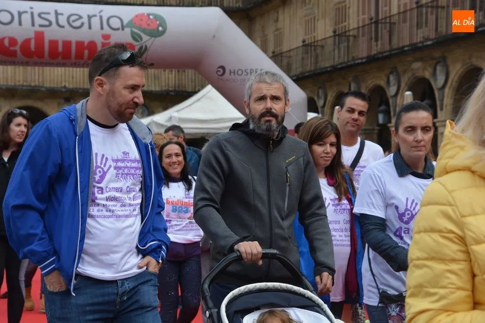 Foto 4 - Multitudinaria marcha participativa en la Carrera Popular Contra la Violencia de G&eacute;nero