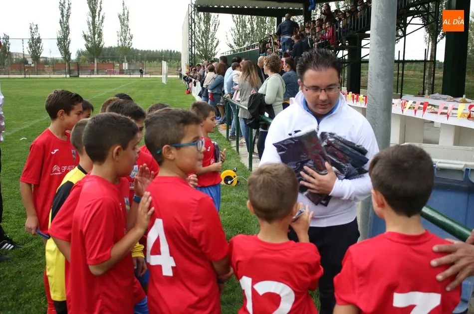 El campo de fútbol de la Dehesa se llenó para presenciar la presentación de los nuevos equipos