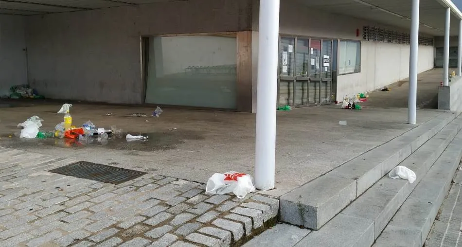 La lluvia propicia un ‘botellón de Feria’ en la entrada al Pabellón Eladio Jiménez  