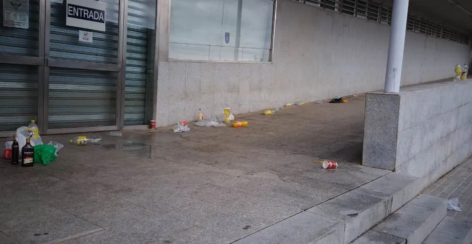 Foto 3 - La lluvia propicia un &lsquo;botell&oacute;n de Feria&rsquo; en la entrada al Pabell&oacute;n Eladio Jim&eacute;nez  