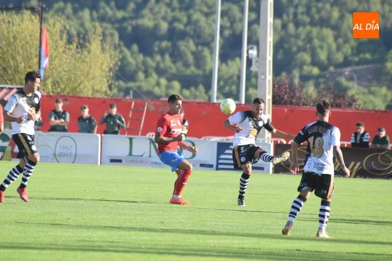 Ayoze despeja el balón ante la presión de un jugador local / José Luis Cotobal