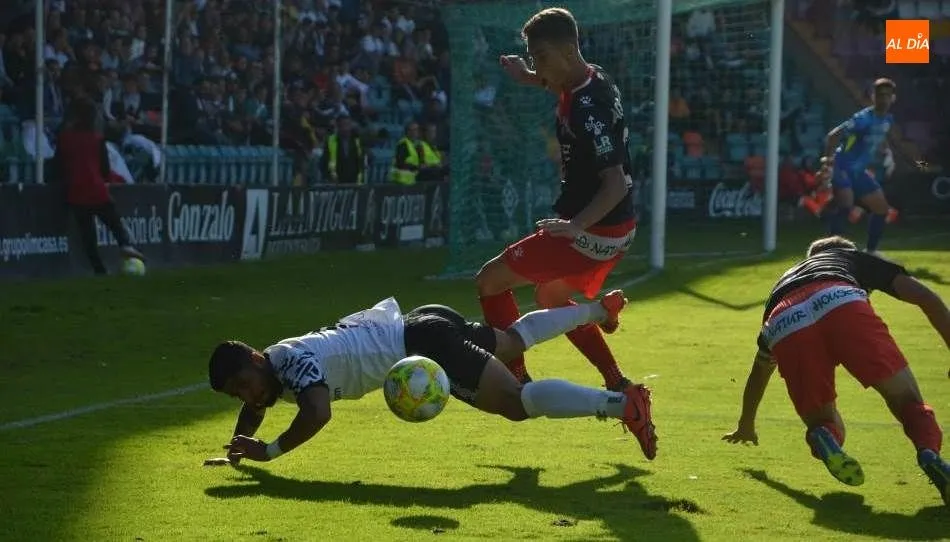 Martín Galván cae al suelo en una jugada de ataque del Salamanca. Foto de Lydia González