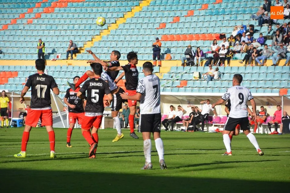 Foto 11 - El Salamanca UDS sigue de resaca y se la vuelve a pegar contra el Logro&ntilde;&eacute;s (0-2)