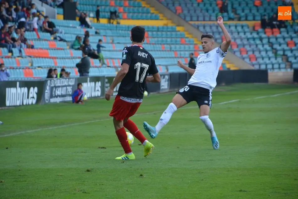 Foto 8 - El Salamanca UDS sigue de resaca y se la vuelve a pegar contra el Logro&ntilde;&eacute;s (0-2)