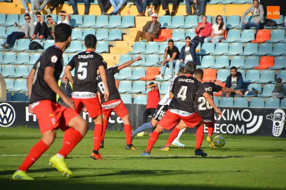 Foto 7 - El Salamanca UDS sigue de resaca y se la vuelve a pegar contra el Logro&ntilde;&eacute;s (0-2)