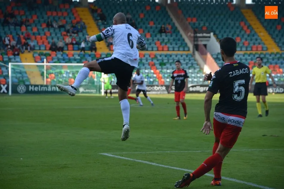 Foto 5 - El Salamanca UDS sigue de resaca y se la vuelve a pegar contra el Logro&ntilde;&eacute;s (0-2)