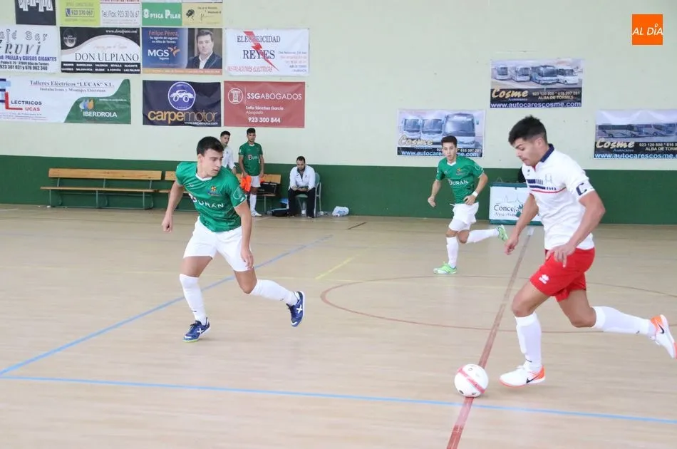 Jorge aguanta a Germán durante una acción del partido / Roberto Jiménez