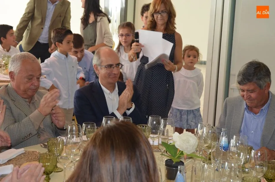 Foto 9 - Alejo Ri&ntilde;ones, emocionado, recibe un homenaje a sus a&ntilde;os como alcalde de B&eacute;jar