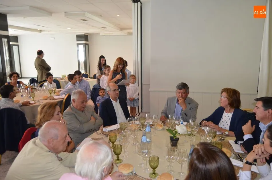 Foto 7 - Alejo Ri&ntilde;ones, emocionado, recibe un homenaje a sus a&ntilde;os como alcalde de B&eacute;jar