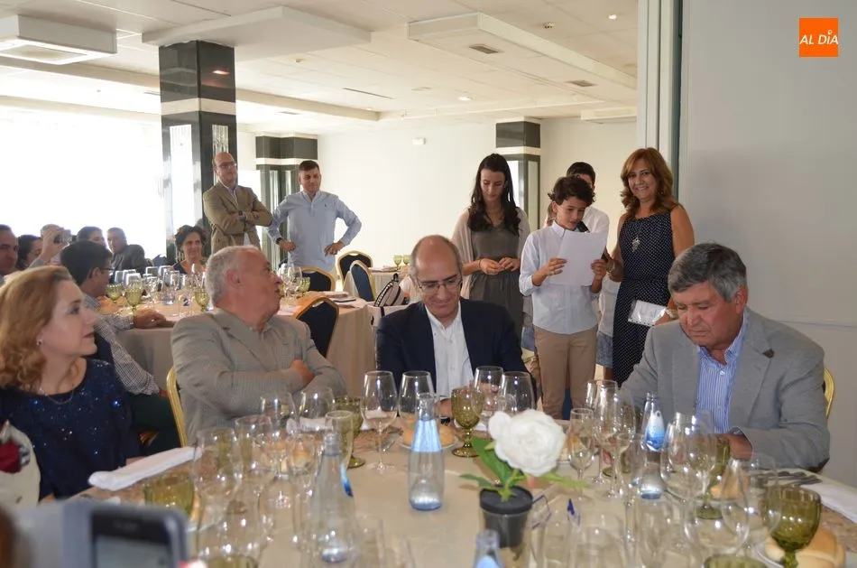 Foto 4 - Alejo Ri&ntilde;ones, emocionado, recibe un homenaje a sus a&ntilde;os como alcalde de B&eacute;jar