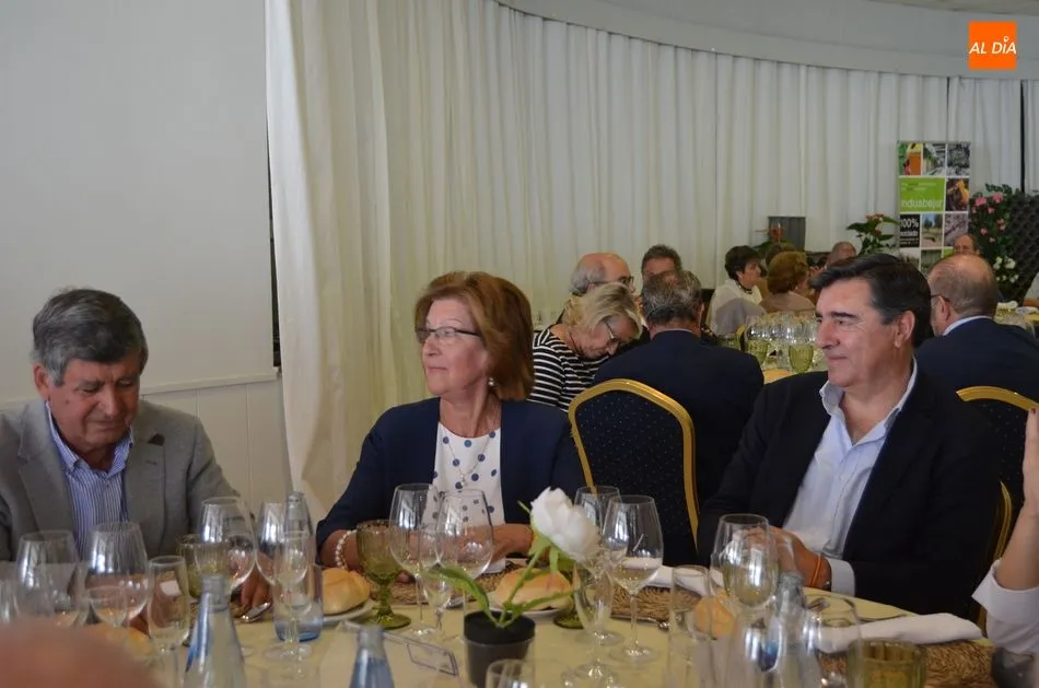 Foto 3 - Alejo Ri&ntilde;ones, emocionado, recibe un homenaje a sus a&ntilde;os como alcalde de B&eacute;jar