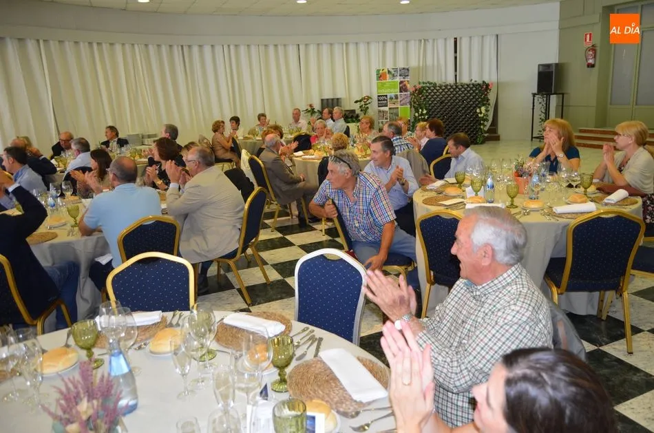 Foto 2 - Alejo Ri&ntilde;ones, emocionado, recibe un homenaje a sus a&ntilde;os como alcalde de B&eacute;jar