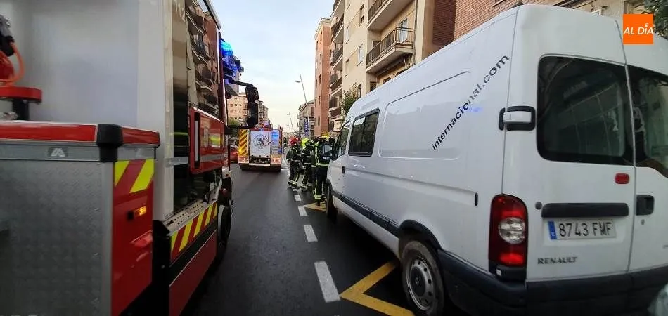 Foto 10 - Alarma en el paseo de Canalejas por el humo provocado por un cortocircuito en un edificio